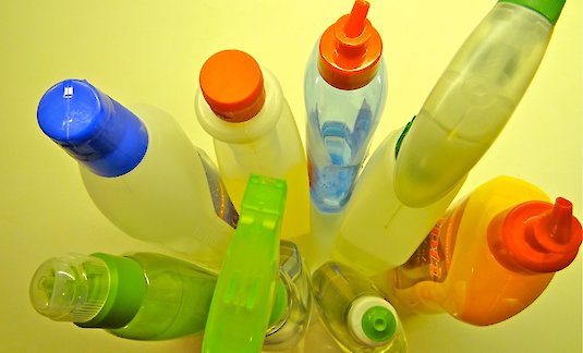 Cleaning agent bottles from above (Kreuzpointner)