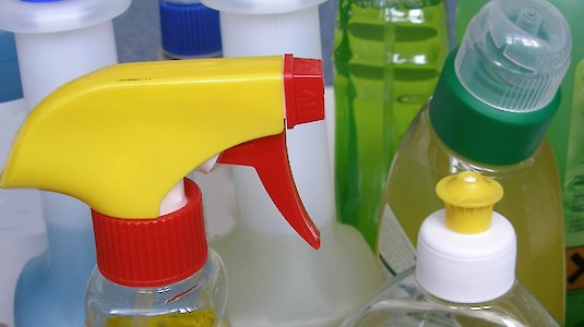 Reinigungsmittel mit Spühflaschenkopf