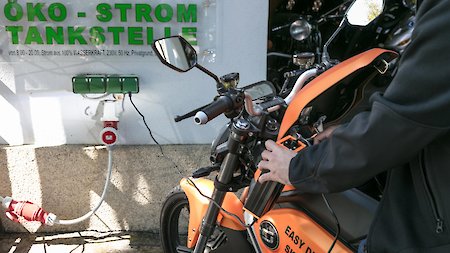 E-Motorrad an der Ladestation