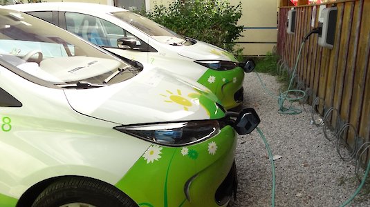 Carsharing Autos beim Strom Tanken