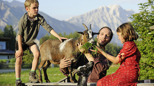 Rene Föger vom Landhotel Stern mit Kindern und Ziege.