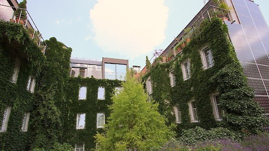 Außenansicht Hotel Stadthalle mit Photovoltaik-Anlage