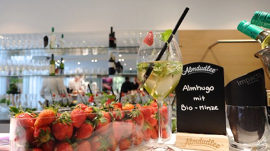 Bioerdbeeren und ein Almhugo warten auf Konsumierung