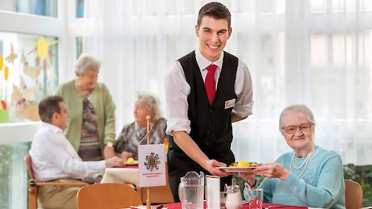 Essen wird im Speisesaal serviert