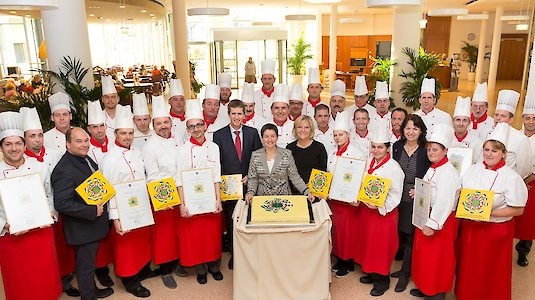 30 stolze KöchInnen des KWP mit den Umweltzeichen Urkunden