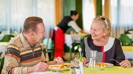 Bewohner beim gemeinsamen Abendessen