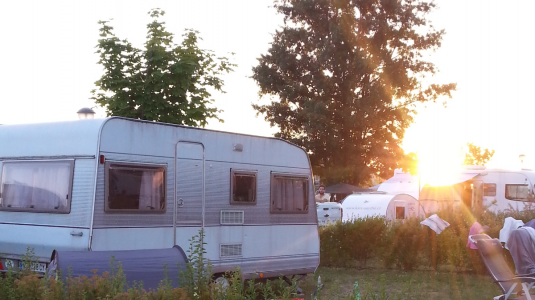 Sonnenaufgang zwischen Campingwagen