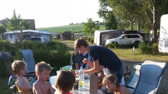 Kinder am Campingplatz bei Tisch