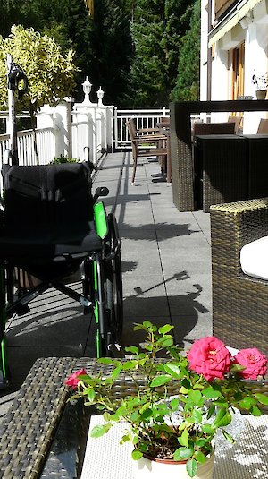 Terrasse mit Rollstuhl - Barrierefrei im Kaunertal