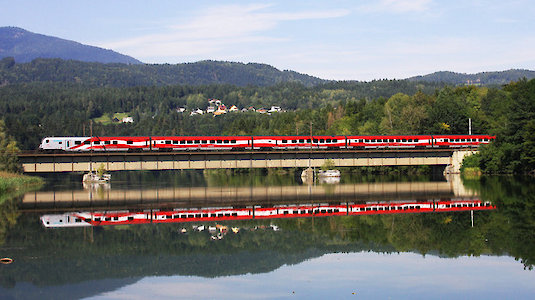 Zug in der Landschaft