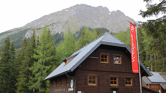 Das Rohrauerhaus erwartet seine Gäste am Fuße des Berges