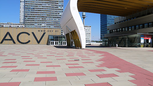Der schwungvolle Eingang in das Austria Center Vienna