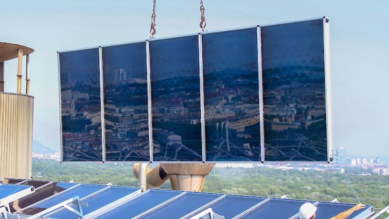 Montage einer Solarthermieanlage auf einem Dach