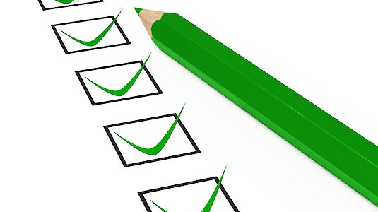 Checkliste mit grünem Stift