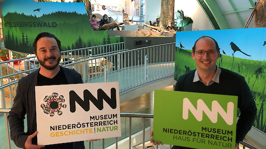 v. l. n. r.: Geschäftsführer Matthias Pacher und Haus-für-Natur-Leiter Ronald Lintner freuen sich über das Östereichische Umweltzeichen für das Museum Niederösterreich.