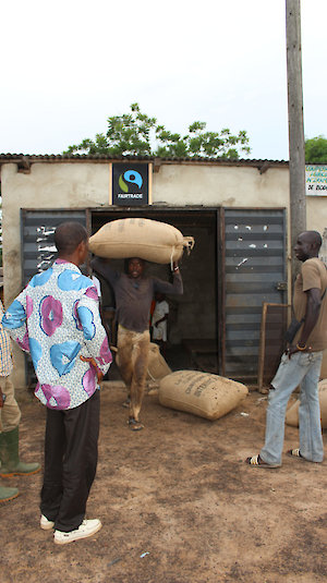 Cacao beans delivery. Copyright by Fairtrade.