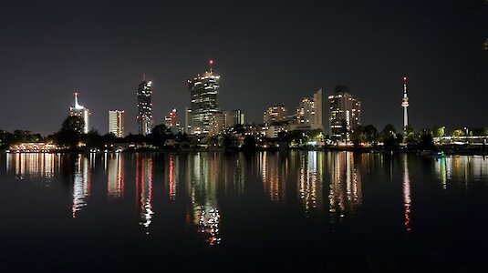 Skyline von Wien und Alte Donau bei Nacht