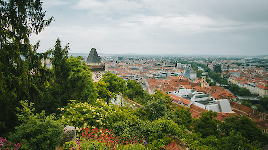 Grün thront der Schlossberg über Graz