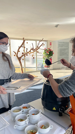 Food distribution - The food is prepared individually for each person. Copyright by Fachberufsschule St. Veit an der Glan.