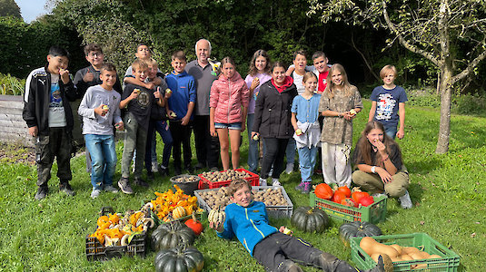 Schulklasse mit Gemüseernte. Copyright by ÖKO MS Mäder.