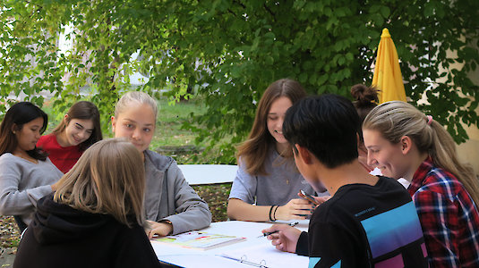 Pupils studying in the garden. Copyright by Silvia Pointner.