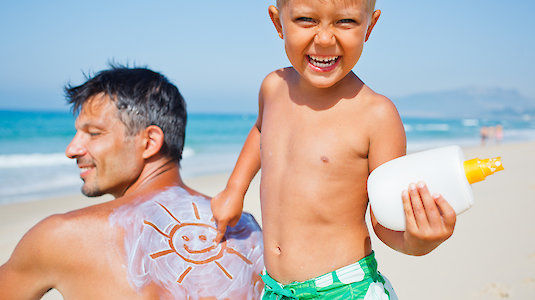 Kind und Vater am Strand