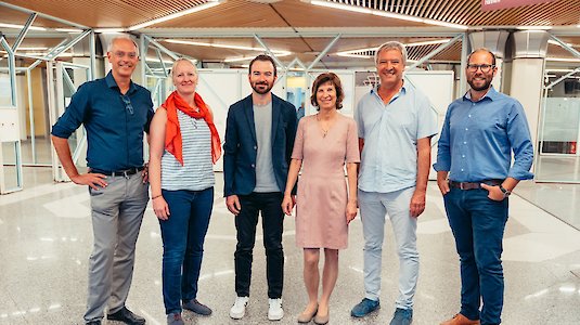 Vortragende beim Roundtable Klimaneutralität (v.l.n.r.): Christian Kornherr (VKI), Hanna Schreiber (Umweltbundesamt), Christian Palmetzhofer (BMSGPK), Barbara Schmon (BMK), Günter Getzinger (AG Klimaneutral), Raphael Fink (VKI)