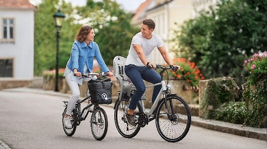 Zwei Menschen beim Radfahren. Copyright by Österreich radelt/Martin Mathes.