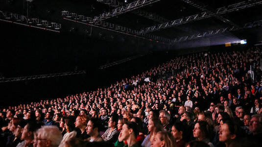 Diagonale Saal mit Teilnehmer:innen. Copyright by Clara Wildberger.