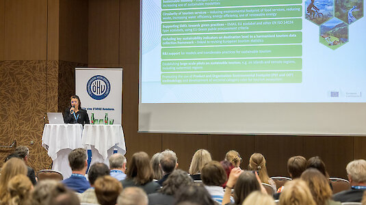 Claudia Plot presenting the study results. Copyright by ÖHV Florian Lechner.