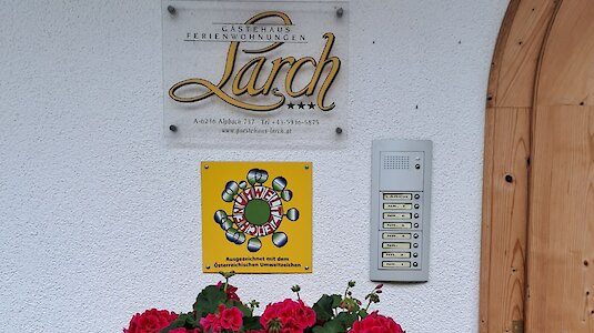 Gästehaus Larch Alpbach mit dem Österreichischen Umweltzeichen. Copyright by Umweltzeichen.