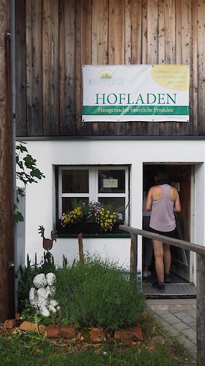 Farm shop entrance. Copyright by Elena Paschinger.