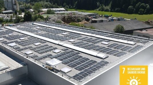 Seit Juni 2022 produziert die Photovoltaikanlage auf dem Dach des Lagers eigenen Ökostrom für die hollu GmbH. Copyright by Hollu.