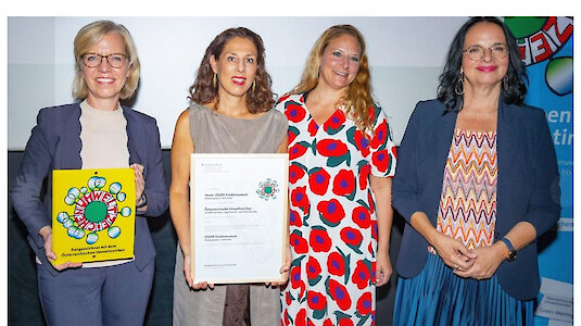 Umweltzeichen Verleihung. Klimaschutzministerin Leonore Gewessler, ZOOM Kindermuseum Direktorin Andrea Zsutty, Mirjam Silbergasser-Boschitz (Betriebsorganisation und Haustechnik), Kunst- und Kulturstaatssekretärin Andrea Mayer. Copyright by Weinwurm Fotografie.