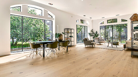 Room with wooden floor. Copyright by Scheucher.