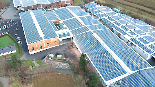Production hall with photovoltaics on the roof. Copyright by Scheucher.