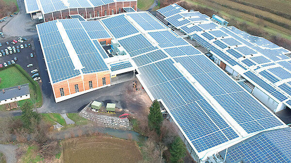 Produktionshalle mit Photovoltaik am Dach