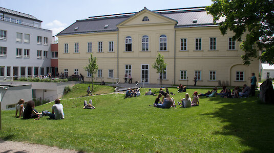 Wiese vor Kardinal König Haus. Copyright by Kardinal König Haus.