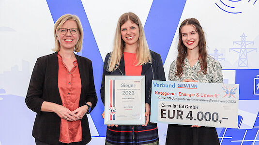 Minister Leonore Gewessler (left) with Verena Judmayer and Anelia Dermendzhieva (right) from Circularful GmbH. Copyright by Pepo Schuster, austrofocus.at