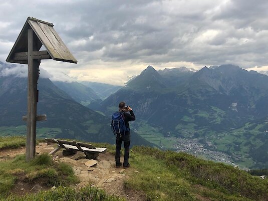 Wanderer mit Blick ins Tal