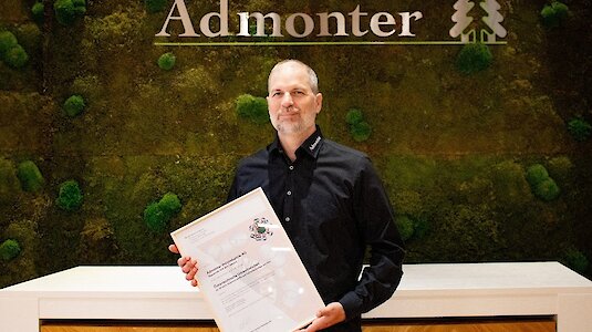 Wiederverleihung Martin Dolkowski nahm die Urkunde zur Wiederverleihung des Österreichischen Umweltzeichens entgegen.