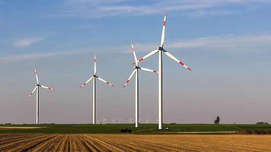 Windräder im freien Feld