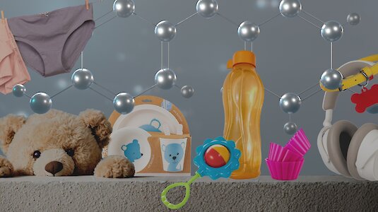 Verschiedene Kinderprodukte über denen silberne Moleküle schweben