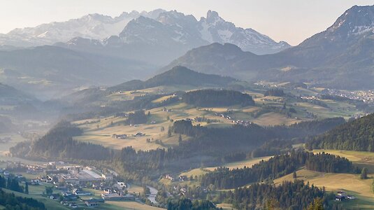 Im Bild links unten, das Betriebsgelände von Voglauer Gschwandtner & Zwilling GmbH, im Hintergrund der mächtige Dachstein.