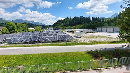 Die 2022 installierte PV-Anlage liefert rund 1.053kWp und gemeinsam mit Wasserkraft 70% des Strombedarfs am Betriebsstandort.