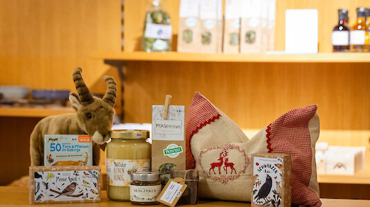 -	In den Nationalparkshops der Besucherzentren finden regionale und nachhaltig produzierte Artikel einen besonderen Platz