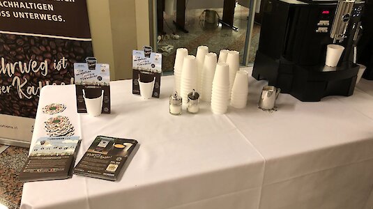 Mehrweg Kaffeebecher bei einem Event