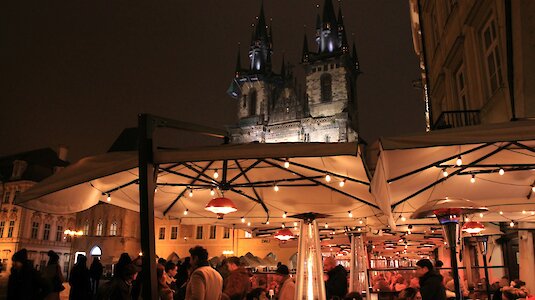 Café mit Heizpilzen spätabends