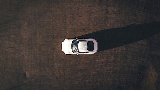 Weißes Auto von oben