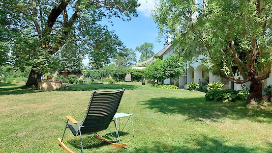 Schaukelstuhl im Grünen Schaukelstuhl im Grünen